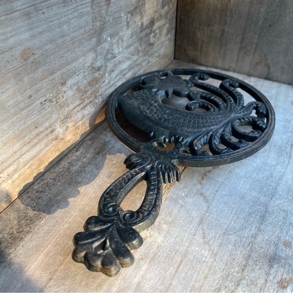 Vintage Cockerel Heavy Cast Iron Handled Decorative Trivet - Picture 4 of 11